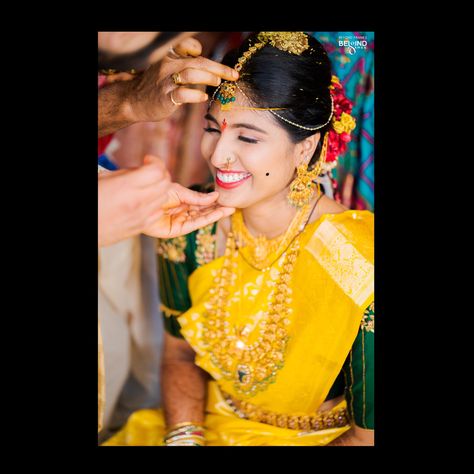 Yellow saree with green blouse for a wedding ideas Yellow Saree With Green Blouse, Yellow Saree Wedding, Yellow And Green Wedding, Latest Saree Trends, Latest Saree, Green Border, Yellow Saree, Green Saree, Saree Trends