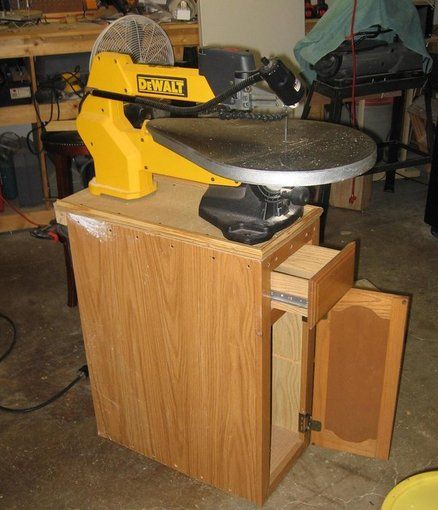 Scroll Saw Stand Diy, Scroll Saw Stand, Woodwork Shop, Diy Machine, Repurposed Kitchen, Scroll Saws, Saw Table, Old Kitchen Cabinets, Lumber Storage