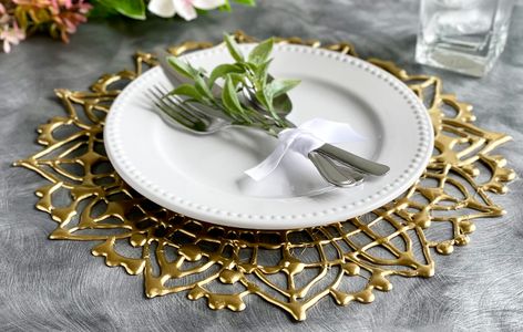 Create beautiful, inexpensive charger plates for the place setting at your next dinner! This DIY decor is made from only hot glue and spray paint. The intricate gold design will suit your table decor during any season! Snowflake Charger Plate, Creative Place Settings, Diy Chargers Plates Ideas, Diy Charger Plates, Charger Plates Diy, Gold Foil Diy, Plates Ideas, Coaster Diy, Diy Chargers