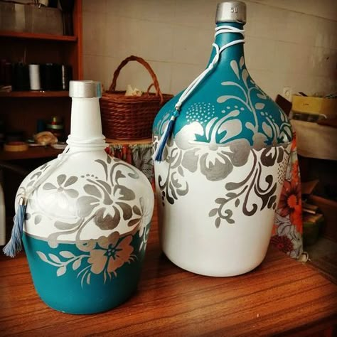 Damajuanas Ideas, Vintage Bottles Decor, Glass Bottle Diy Projects, Vasos Vintage, Painting Glass Jars, Glass Bottle Diy, Diy Glass Bottle Crafts, Jar Art, Wine Bottle Art