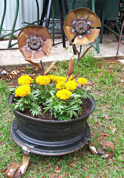 Tire Rim Planter DIY......... Farm Fest, Car Rims, Tire Planters, Rustic Planters, Garden Sculptures, Metal Yard Art, Rims For Cars, Metal Garden Art, Metal Art Diy