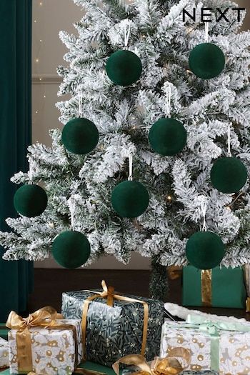 Green Christmas Tree Decorations, Slim Tree, Christmas Dining Table, Fall Flower Arrangements, Christmas Guide, Green Christmas Tree, White Christmas Tree, Holiday Party Decorations, Christmas Settings