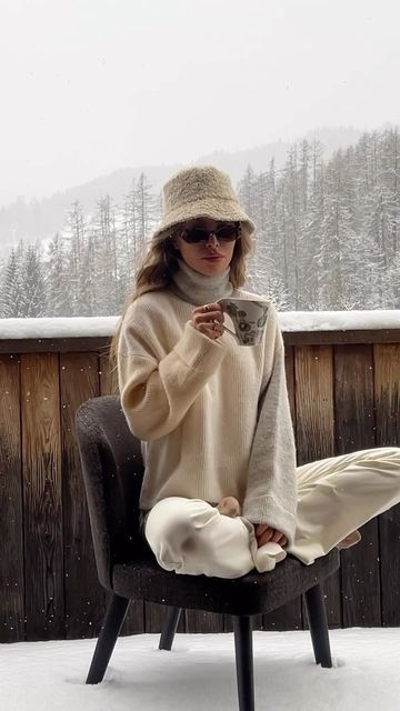 Aspen Outfit Winter, Ski Lodge Outfit, Cashmere Lounge Set, Christmas Moodboard, Lodge Aesthetic, Maja Malnar, Ski Aesthetic, Apres Ski Style, Instagram Breakfast