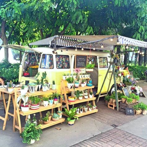 Peony Farm, Farm Business, Flower Truck, Plant Book, Craft Fair Displays, Mobile Boutique, Flower Business, Flower Cart, Garden Nursery