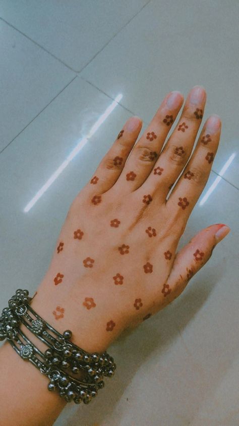 Latest Finger Mehndi Designs, Imran Ashraf, Short Mehndi Design, Wrist Henna, Latest Arabic Mehndi Designs, Palm Mehndi Design, Simple Mehendi Designs, Henna Designs For Kids, Very Simple Mehndi Designs