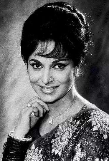 The evergreen beauty, Waheeda Rehman ruled the silver screen in the 50s, 60s and 70s. Waheeda, who is an inspiration to many budding stars in Bollywood, never wanted to be an actress. Instead, she always wished to become a doctor. However, fate had other plans as she lost her father at the mere age of 13, and to support her family, she accepted the film offers that came her way through her dancing prowess... Waheeda Rahman, Waheeda Rehman, Become A Doctor, Raj Kapoor, Tragic Love Stories, Bollywood Pictures, Retro Bollywood, National Film Awards, Bollywood Cinema