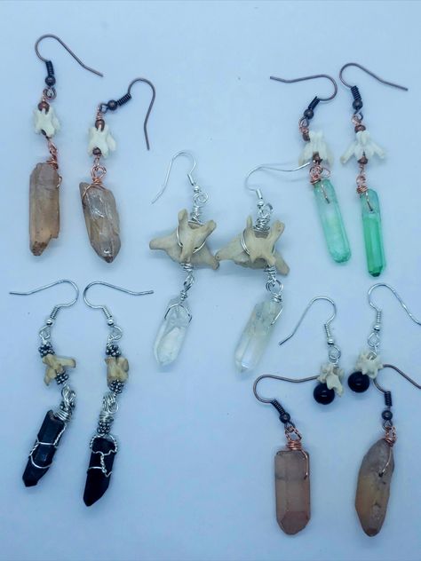 Bone And Crystal Jewelry, Bone Jewelry Aesthetic, Bone Jewelry Diy, Vertebrae Jewelry, Crystal Earrings Aesthetic, Oddity Jewelry, Oddities Jewelry, Witchy Earrings, Aesthetic Earrings