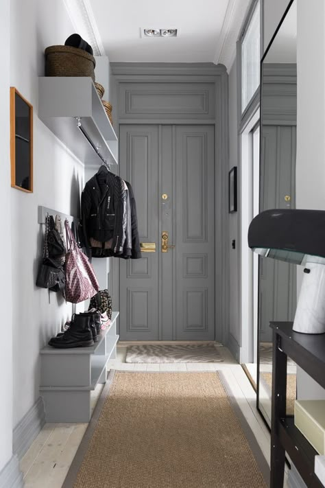 Tiny Hallway Ideas, Tiny Hallway, Berlin Interior, Residential Entrance, Coat Closet Organization, Hallway Makeover, Hallway Inspiration, Small Hallway, Small Hallways