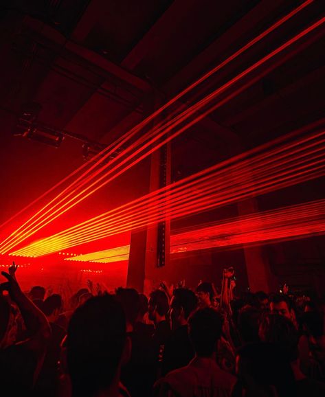 Liquid Dnb Aesthetic, Berlin Night Club, Industrial Nightclub, Aesthetic Club Pictures, Dark Club Aesthetic, Dnb Aesthetic, Nightlife Aesthetic Club, Night Club Photography, House Music Aesthetic