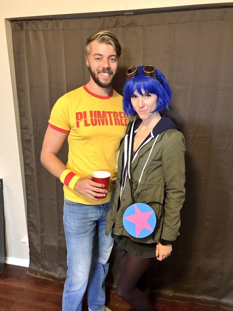 Couples Halloween costume, Scott Pilgrim and Ramona Flowers from Scott Pilgrim VS the World. 80s Halloween Costumes Couples, Costumes For Couples Funny, Nerdy Couples Costumes, Nerdy Halloween Costumes, Scott Pilgrim And Ramona Flowers, Scott Pilgrim And Ramona, 80s Halloween Costumes, Pilgrim Costume, 80s Halloween