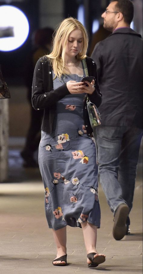 Dakota Fanning Street Style, Dakota Fanning Style, Bring Me The Horizon Lyrics, Ellie Fanning, Jennifer Lawrence Style, Anne Movie, Fanning Sisters, Dakota And Elle Fanning, Street Syle