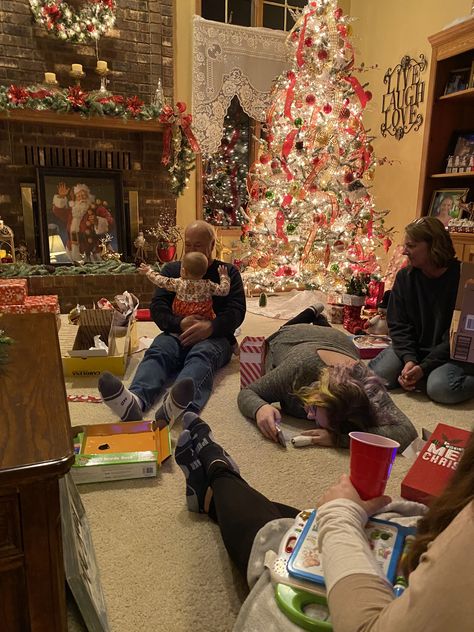 Families At Christmas, Family Christmas Pics At Home, The Family Stone Aesthetic, Christmas Eve Photos, Big Family Christmas Pictures, Christmas Family Aesthetic, Family Christmas Aesthetic, Christmas Eve Aesthetic, Family Christmas Morning