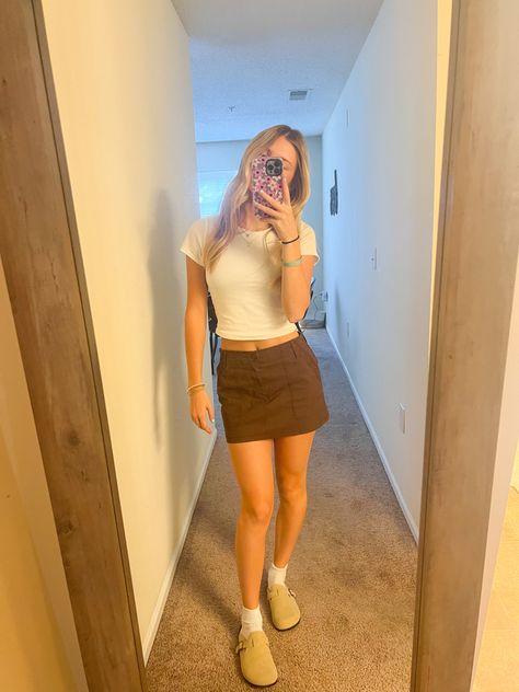 Fall outfit, Fall outfit inspo, Outfit inspo, Outfit inspiration, Mini skirt, Brown skirt, Skirt outfit, Clogs, OOTD, Cargo skirt, Clogs outfit, Cute clothes Brown Cargo Skirt Outfit, Ootd Cargo, Brown Cargo Skirt, Brown Skirt Outfit, Cargo Skirt Outfit, Spring Skirt Outfits, Clogs Outfit, Outfit Cute, Brown Skirt