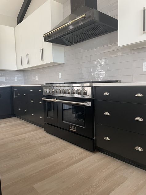 Black Cupboards, Kitchen Color Scheme, Black And White Cabinets, Freestanding Oven, Black Oven, Black Ovens, Kitchen Black, Kitchen Colour Schemes, Kitchen Color