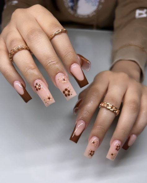 Trendy Brown Nails Short Square, Short Fall Inspo Nails, Brown Acrylic Nails With Initial, Brown Cute Acrylic Nails, Brown Nails Ideas Coffin, Fall Neutral Nails Acrylic, Brown And Cream Nails Acrylic, Brown Nails Acrylic Medium Length, Acrylic Nail Designs Fall Colors