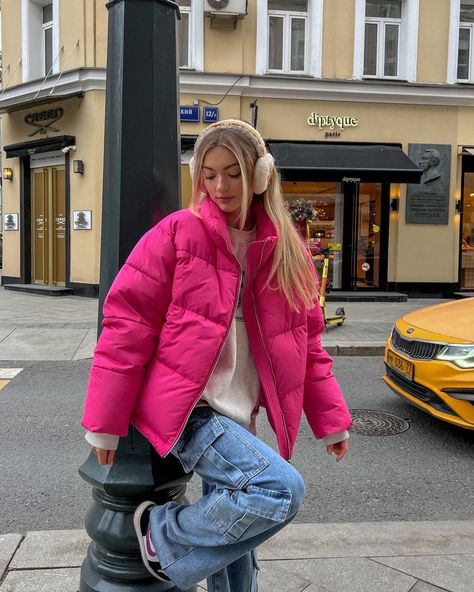 Hot Pink Jacket Outfit Winter, Pink Puffer Jacket Outfit Aesthetic, Pink Jeans Jacket Outfit, Pink Jacket Outfit Aesthetic, Pink Puffer Outfit, Pink Jacket Winter, Puffer Jacket Outfit Aesthetic, Pink Puffer Jacket Outfit, Pink Cargo Pants Outfits