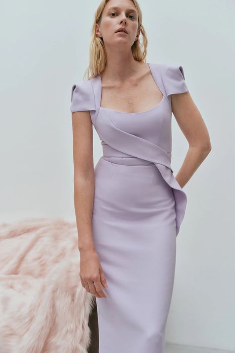 Roland Mouret Spring 2024 Ready-to-Wear Fashion Show | Vogue Roland Mouret 2023, Ready To Wear 2024 Summer, Ready To Wear 2024, Vogue 2024, Medi Dress, Classy Dresses, Short Dress Styles, Daytime Dresses, Dress 2024