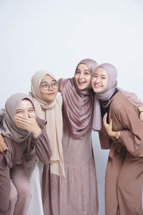 Self photo studio for 4 person in bekasi, galaxy. Photo Group Ideas, Group Photo Poses, Girls Sister, Studio Poses, Friend Pictures Poses, Group Ideas, Friend Poses Photography, Photo Grouping, Photo Editing Tricks