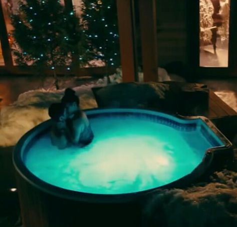 Did you guys liked the hot-tub scene? Was it the day you guys expected it to be? ♡To All The Boys I've Loved Before♡ Love Isnt Real, Peter K, Movie Nerd, Lara Jean, Jenny Han, Movie Couples, Romantic Movies, Musical Movies, Hopeless Romantic