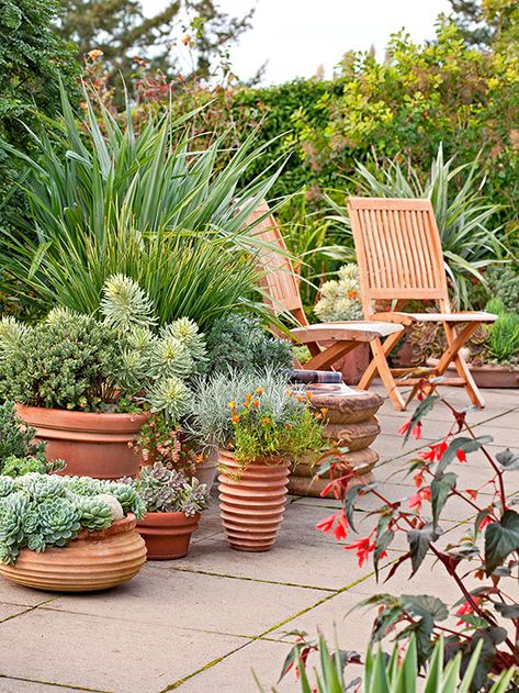 Group Pots for Impact.  Use a stack of decorative pavers or cobbles to elevate shorter pots.  BH&G Simple Landscape Design, Potted Plants Patio, Pallet Garden, Patio Plants, Outdoor Pots, Garden Containers, Mediterranean Garden, Small Garden Design, Back Garden