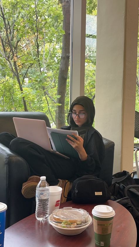 Hajabi Girl Asthetic, Soccer Hijabi, Women Studying Aesthetic, Hijabi Lifestyle Aesthetic, Salma Core Aesthetics, Hijabi Academia Aesthetic, Hijabi Studying, Hijabi Reading, Muslim Business Women