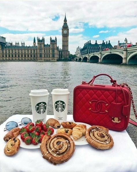 London Lunch, Chanel Price, Disney Instagram, Illustration Food, Luxury Lifestyle Dreams, Street Fashion Photography, Retro Designs, Instagram Girls, Oui Oui