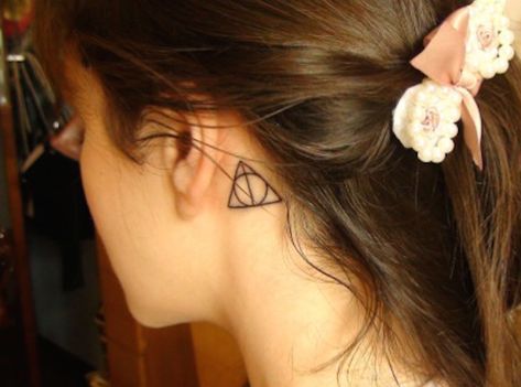 25 Subtle Behind the Ear Tattoos Hallows Tattoo, Tattoo Harry Potter, Harry Potter Symbols, Behind The Ear Tattoo, Behind Ear Tattoos, Tattoo Behind Ear, Hp Tattoo, Harry Potter Tattoos, Blue Tattoo