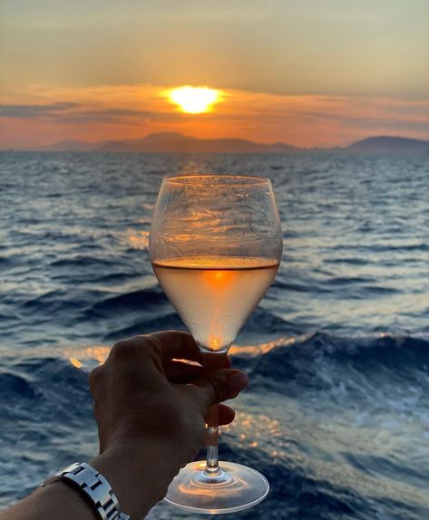 Andreea Raicu pe Instagram: „Cheers for a great weekend💫” Grape Brandy, Orange Juice Drinks, Greece Sunset, Grape Uses, White Wines, Shotting Photo, Summer Wines, Types Of Wine, Alcohol Content