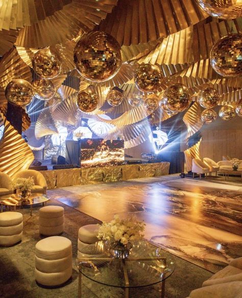 Prom Themes Met Gala, Mirror Balloon Decor, Golden Disco Party, 70s Wedding Reception, Golden Gala Theme, Golden Theme Wedding, Gala Themes Ideas Events, Golden Theme Party, Elegant Party Ideas