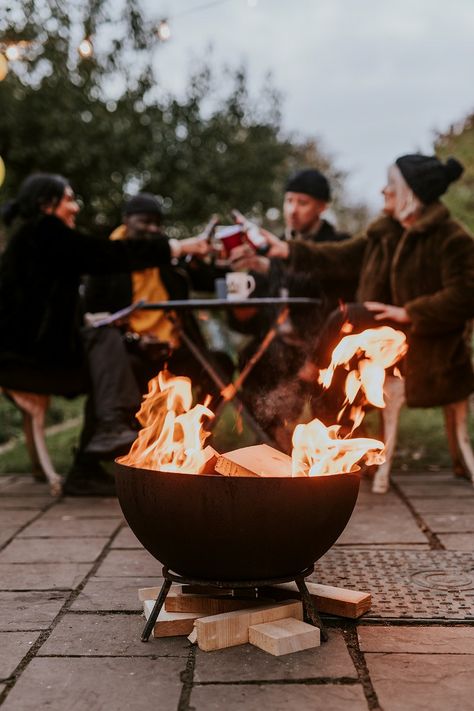 Friends celebrating by a fireside | free image by rawpixel.com / Felix Family Bonfire Pictures, Firepit Party, Bonfire Friends, Winter Bonfire, Christmas Mini Shoot, Fall Lifestyle, Fire Camp, Fire Pit Party, Friends Celebrating