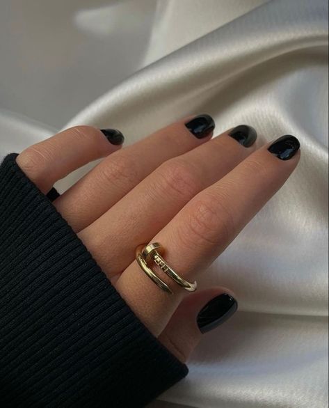 Cartier Nail Ring, Cartier Juste Un Clou, Dainty Gold Rings, Hand Wrist, Nail Ring, Classy Jewelry, Jewelry Photography, Hand Jewelry, Gold Accessories