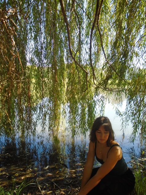 Willow Tree Pictures, Willow Tree Senior Pictures, Willow Tree Photoshoot, Willow Aesthetic, Spring Senior Pictures, Weeping Trees, Fall Pics, Photos Poses, Tree Swing