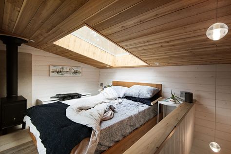 Barn Renovation Ideas, Bedroom Color Combinations Ideas, Cabin With Loft, Diy Bedroom Projects, Micro Cabin, Style Bedroom Ideas, Modern Boho Farmhouse, Modern Cabins, Shed Tiny House