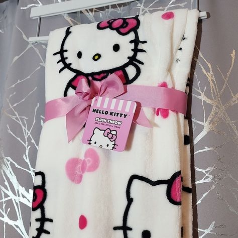 Hello Kitty Plush Throw Christmas 2023 Bnwt Fast Shipping!! Pink Hello Kitty Blanket, Hello Kitty Christmas Blanket, Sanrio Bedding, Hello Kitty Funny, Christmas Wishlist Ideas, Blanket Aesthetic, Pastel Goth Decor, Hello Kitty Room Decor, Hello Kitty Blanket