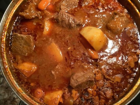 Italian Beef Stew (Spezzatino di Manzo) - Easy DIY Recipes Chorizo And Bean Stew, Italian Beef Crockpot, Italian Beef Stew, Sausage Ragu, Classic Beef Stew, Stew Meat Recipes, Italian Beef, Simple Green Salad, Beef And Potatoes