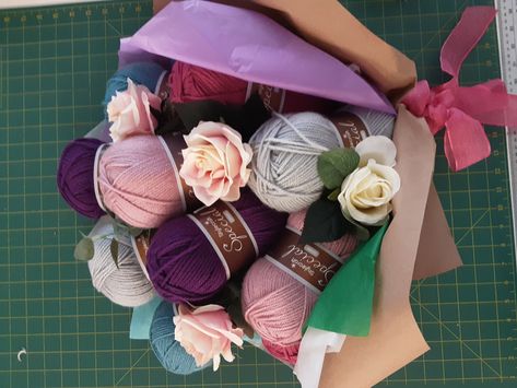 Bouquets Yarn Bouquet Diy, Wool Bouquet Gift, Yarn Bouquet Gift, Yarn Bouquet, Ball Bouquet, Regalos Ideas, Woolen Flower, Christmas Yarn, Yarn Flowers