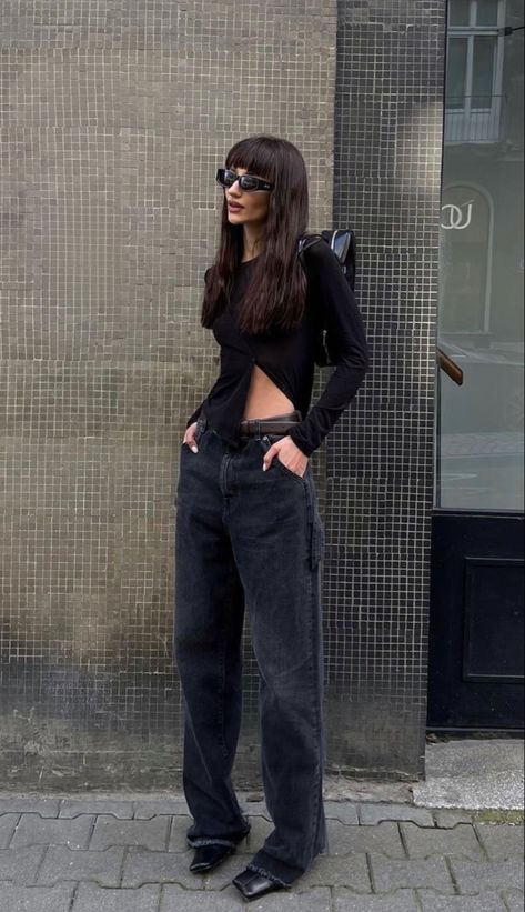 Stile Kendall Jenner, All Black Fashion, Looks Street Style, Aesthetic Women, Looks Style, Pin It, Classy Outfits, Fashion Magazine, Fashion Inspo Outfits