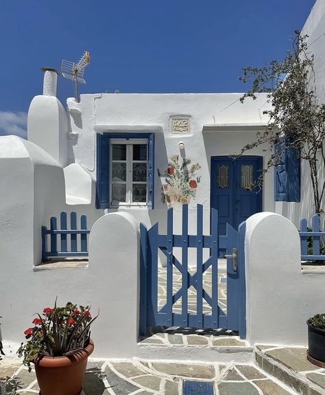 Santorini Aesthetic, Greek Style Home, Santorini Beach, Greek Homes, Greece Homes, Greece House, Santorini House, Summer Aesthetics, Beach House Exterior