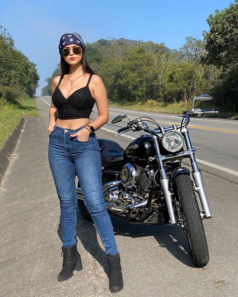 337 Me gusta, 14 comentarios - Luana Mendes (@luanamendesgois) en Instagram: "🏍💨 #dragstar #drag #xvs650 #yamaha #motorcycle #motocustom #streetstyle #look #bonsventos" Lady Biker Outfits, Bike Riding Outfit, Biker Chick Style, Motorcycle Momma, Biker Girl Outfits, Moto Custom, Biker Photoshoot, Motorbike Girl, Biker Lifestyle