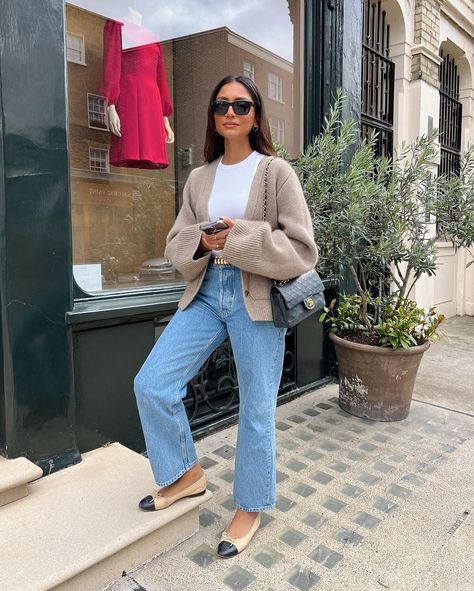 Oversized cardi & denim weather 🙌🏽🍂 happy sunday! | Instagram Spring Jeans Outfit 2024, Business Casual Denim Jeans, Outfit Jean Large, London Outfits Spring, Spain Fits, Outfit Printemps, Canada Trip, Chique Outfit, Looks Jeans