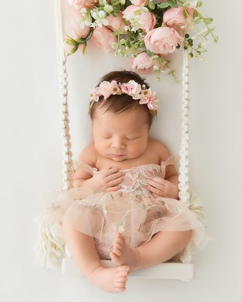 So pretty and feminine 💐 #newbornphotography #babyphotography #newbornposing #babyposing #newbornphotographer #babyphotoshoot #babyphotographer Girl Newborn Photoshooting Ideas, Newborn Baby Photography Girly, Newborn Babygirl Photoshoot, New Borned Baby Girl, Newborn Girl Photoshooting Ideas, Baby Girl Photoshooting Ideas, Newborn Girl Photoshooting, Newborn Photography Girly, New Borned Baby