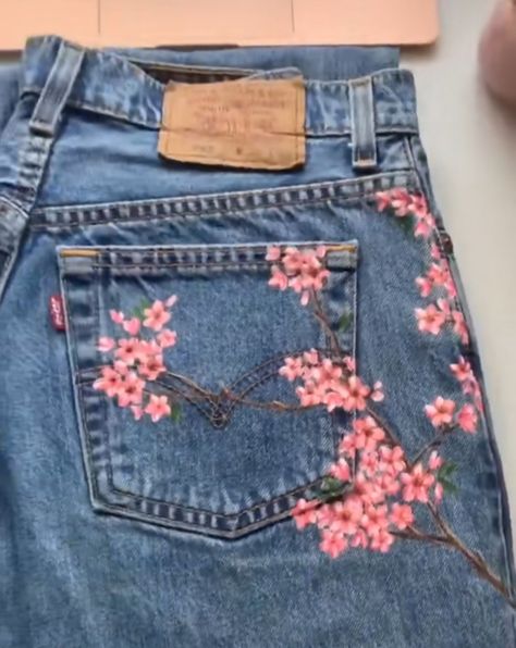 Custom Painted Jeans Pants, Cherry Blossom Jeans, Flower Painted Jeans, Flower On Jeans, Painting On Fabric Ideas, Pant Painting Ideas, Clothes Painting Ideas, Jean Pocket Painting, Homecoming Jeans Ideas