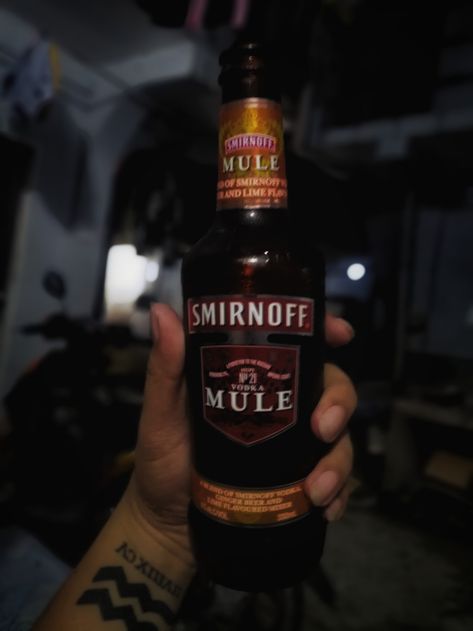 Hand holding beer bottle Smirnoff Mule, Smirnoff Bottle, Vodka Mule, Drink Night, Smirnoff Vodka, Hand Holding, Drinking Beer, Beer Bottle, Vodka