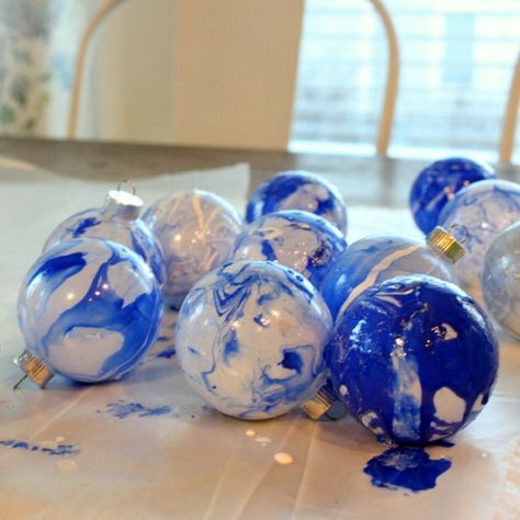 DIY Nail Polish Ornaments Diy Marbled Ornaments, Nail Polish Christmas Ornaments, Nail Polish Ornaments Diy, Nail Polish Dipped Water Marbling, Marble Ornaments Diy, Nail Polish Marbling Crafts, Marbled Ornaments, Polish Ornaments, Marble Ornaments