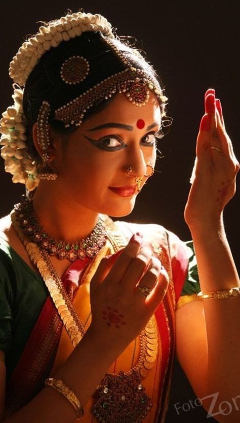 Dancer Portrait Photography, Baratha Natyam Photography, Bharatham Poses, Bharatnatyam Poses For Photoshoot, Bharatnatyam Makeup, Bharatanatyam Photoshoot, Bharathanatyam Photography, Bharatnatyam Poses, Bharatanatyam Dancer