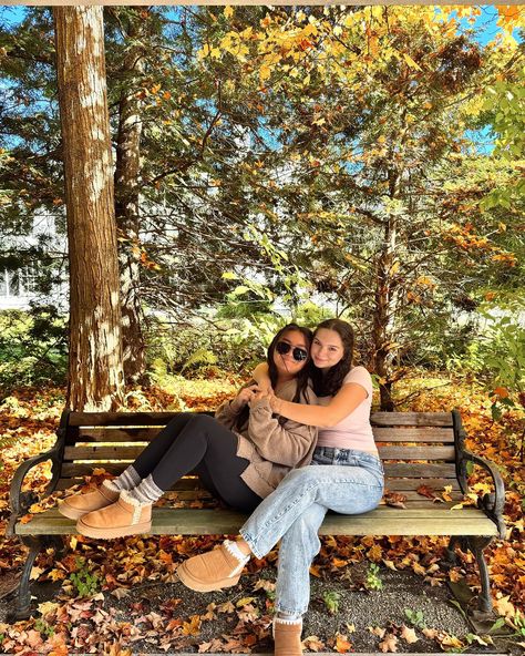 heyyy pumpkin 🎃 🍂🪵☕️ Fall Pictures With Friends, Awkward Pictures, Bff Photo, Person Falling, Bff Poses, Fall Pics, Pictures With Friends, Fall Pictures, Friends Poses