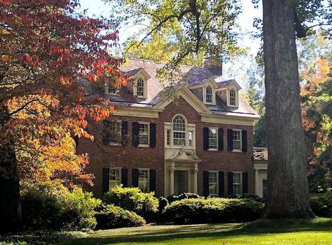 Neighborhood House Exterior, 80s Suburban Aesthetic, Brick Suburban House, Colonial House Exterior Brick, American House Aesthetic, Bloxburg Town, Colonial House Exteriors, House Planning, House Essentials