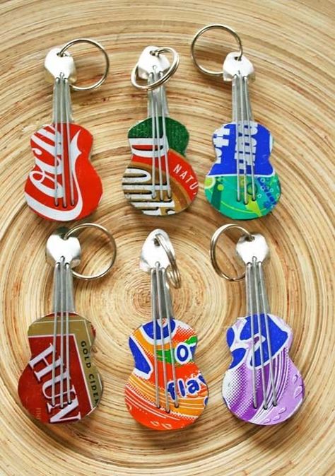 Find this Pin and more on RECICLADO. recycled soda can guitar Mehr Guitar Picture, Pop Can Art, Pop Can Crafts, Guitar Keychain, Music Keychain, Lon Bia, Pop Tab Crafts, Soda Can Art, Soda Can Crafts