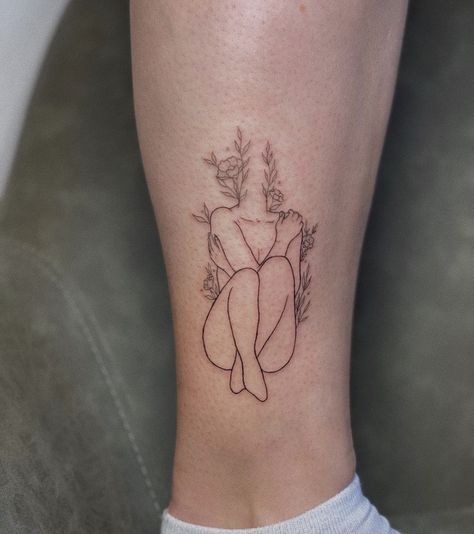 Tattoo Of Women Body, Woman Shape Tattoo, Female Growth Tattoo, Modern Feminine Tattoo, Women Silloute Tattoo, Small Empowering Tattoos, Women’s Silhouette Tattoo, Silhouette Tattoo Woman, Love Your Body Tattoo Ideas