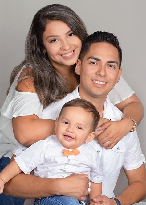 Family Photo Gallery, Jcpenney Portraits, Studio Family Portraits, Family Photo Studio, Baby Birthday Photoshoot, Family Studio Photography, Studio Photoshoot Ideas, Family Photos With Baby, Family Photoshoot Poses